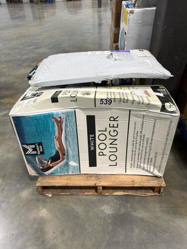 Pool loungers, swimming pool, fatigue mat