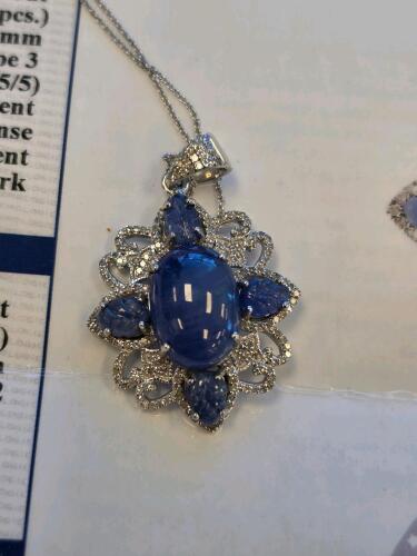 Platinum 19 carrot Sapphire and 0.81 carats of diamond with chain and gia