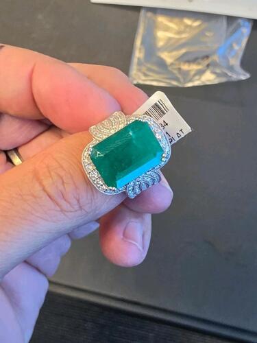 emerald and diamond ring