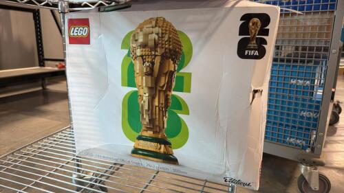 Lego: 43020 FIFA World Cup official trophy box does have damage