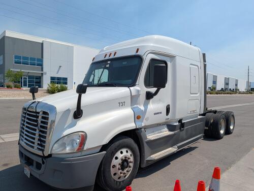 2016 Freightliner Cascadia 125 w/ 831K milesVin #3AKGGLD52GSGR6726Notes: runs and drives. Clean title.