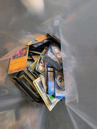 Bulk lot of 1,000+ Pokemon Cards w/ Pokemon sleeve binders