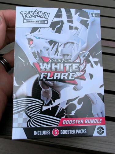 Pok&eacute;mon Scarlet and violet white flare booster bundle