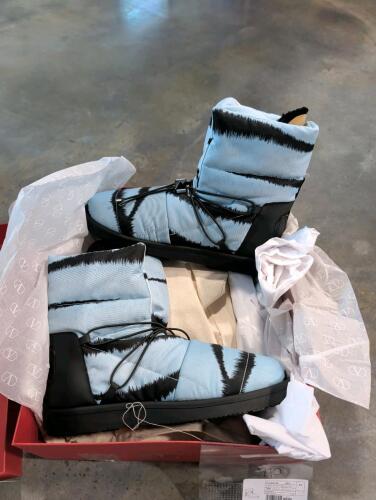 Valentino Garavani "Tiger 1967" snow boots featuring a distinctive blue and black tiger print quilted nylon design, authentic , size 44