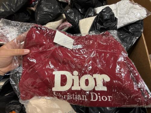 Clothing: replica brands not authenticated, does not appear to be authentic