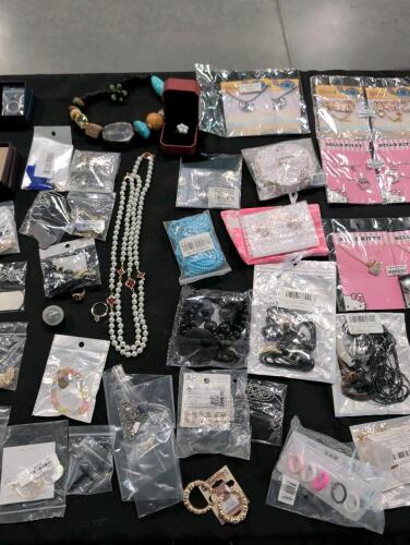 miscellaneous jewelry and 100 pieces of tewiky