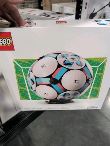Lego lot: (2) 43019 soccer ball, cr7 Christian Ronaldo 66823
