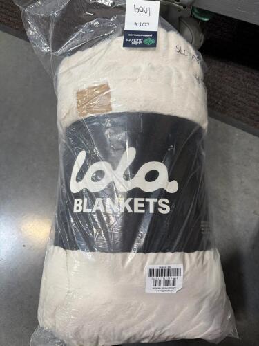 Lola medium blanket and antique ivory